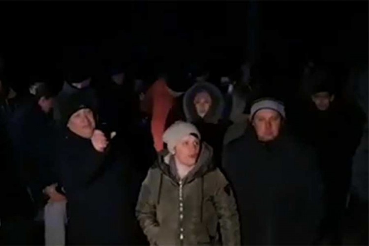 Haos: Ukrajinci evakuisane iz Kine zasuli kamenjem