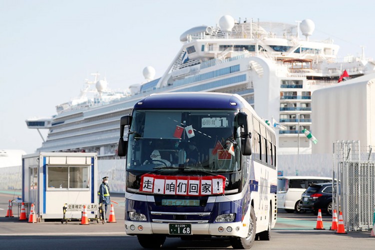 Zdravi putnici iskrcaće se danas sa kruzera u Japanu