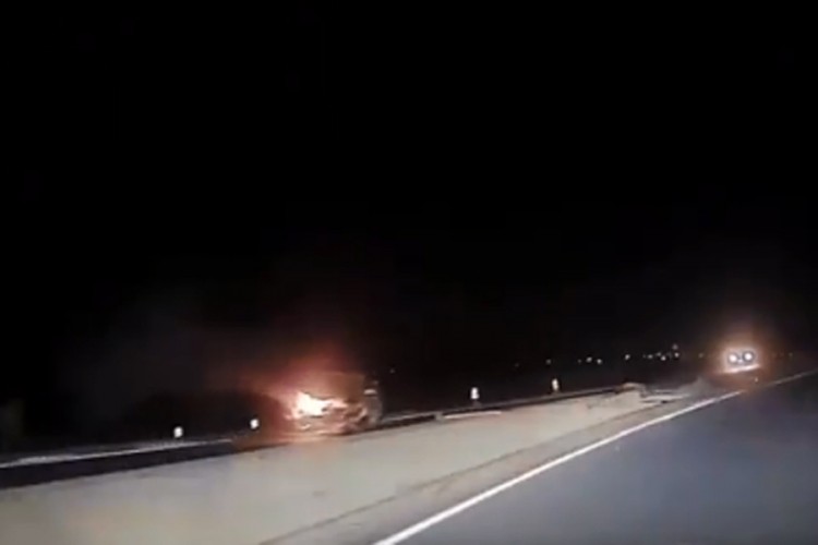 Dramatičan snimak spasavanja čovjeka iz zapaljenog vozila