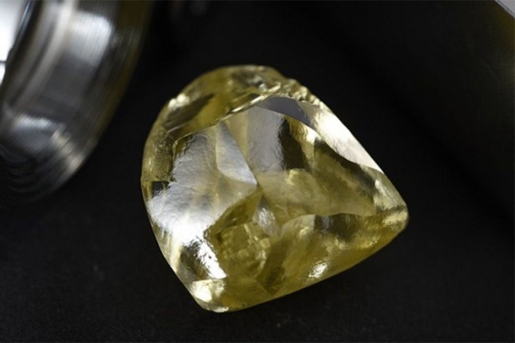 Rusi preuzimaju primat na tržištu obojenih dijamanata