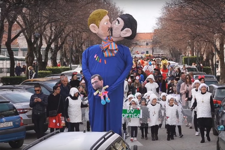 Tokom karnevala u Hrvatskoj spaljene lutke istopolnog para s djetetom