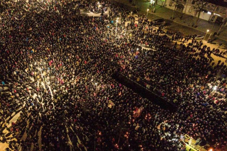 Narod u Crnoj Gori ne odustaje: Litije u gradovima širom zemlje