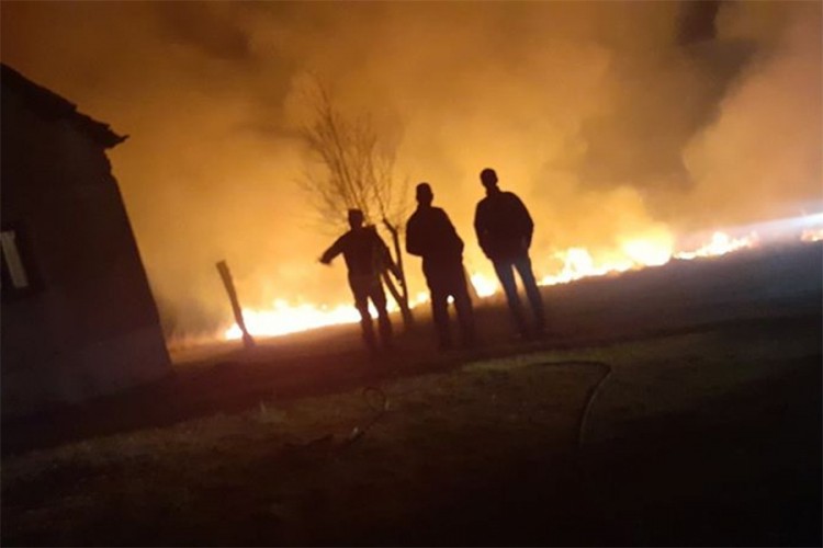 Požar kod Banjaluke, spašene vikendice