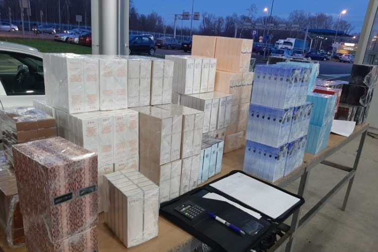 Na ulazu u BiH u autobusu iz Srbije pronađeno 1.740 parfema