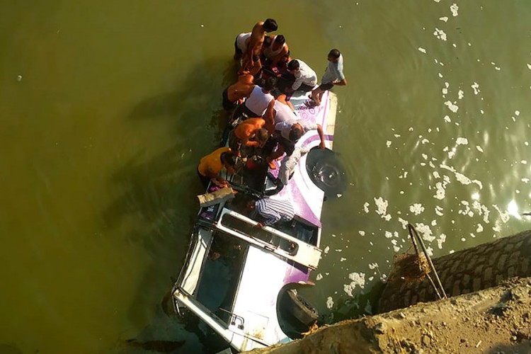 Autobus sa svatovima sletio u rijeku, poginule 24 osobe