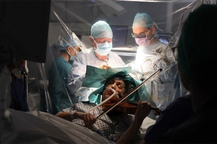 Pacijentkinja svira violinu dok joj operišu tumor na mozgu