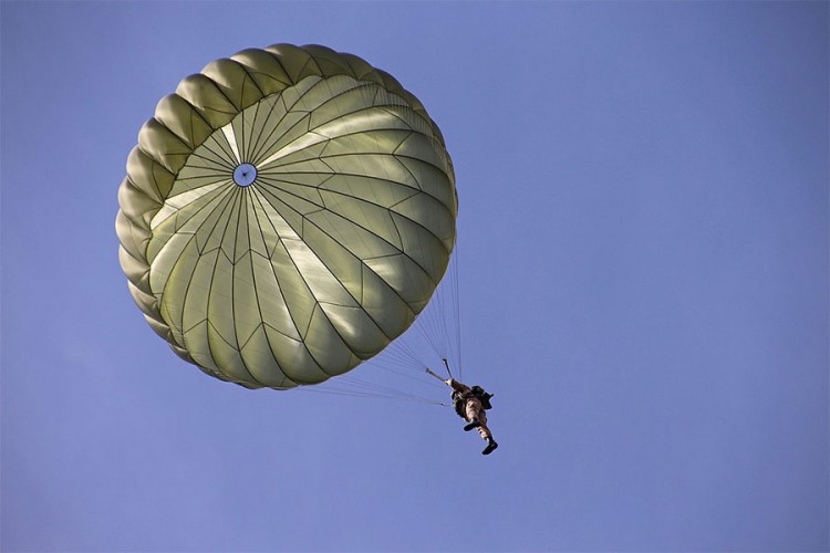 Žena mu za godišnjicu poklonila skok iz aviona, dobio padobran s rupama