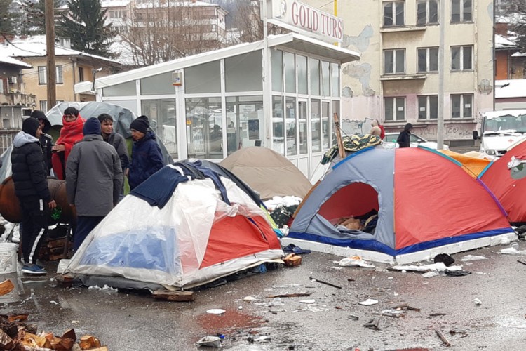 Snijeg migrantima u Tuzli oštetio šatore