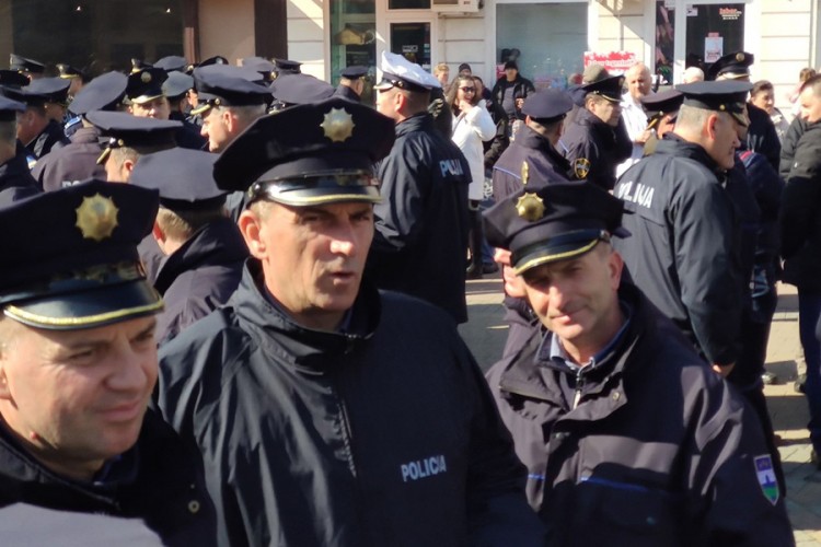 Policajci protestom zatražili veće plate