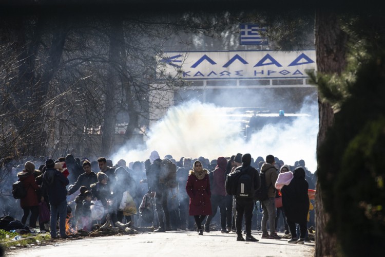 Grci suzavcem rastjeruju migrante, Bugari na granicu šalju žandarmeriju