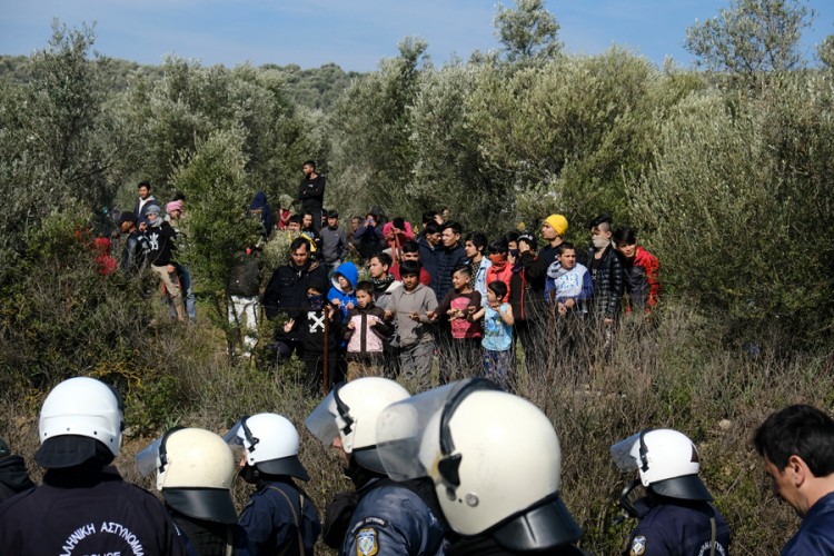 Uznemirujući snimci iz Grčke: Migrant upucan u vrat, suzavac bačen na djecu?