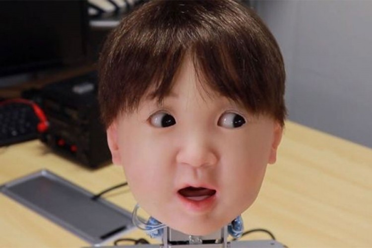 Japansko dijete-robot "vrišti" i "pravi face" kada ga udari struja