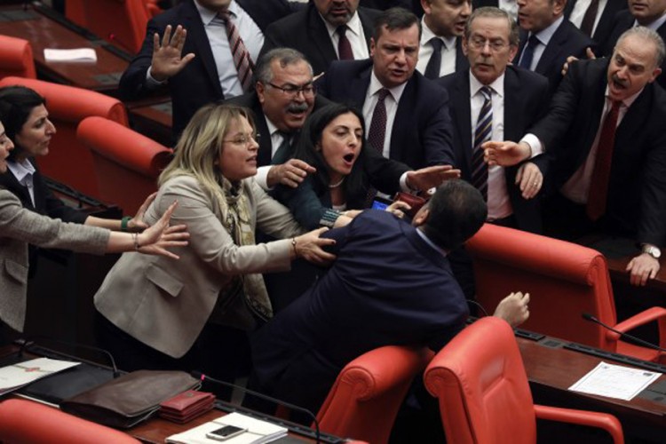 Tuča u turskom parlamentu zbog Erdoana, objavljen snimak