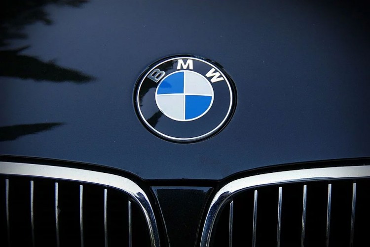 BMW mijenja logo