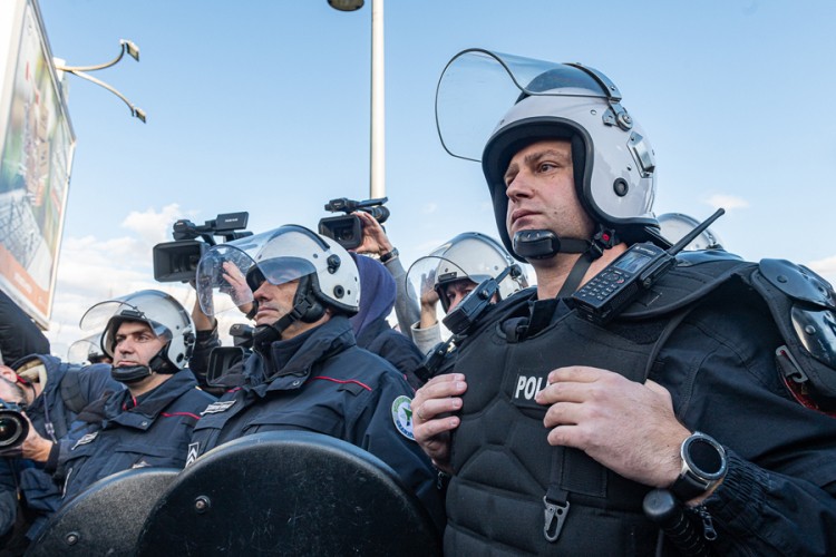Osam crnogorskih policajaca povrijeđeno, uhapšena 41 osoba
