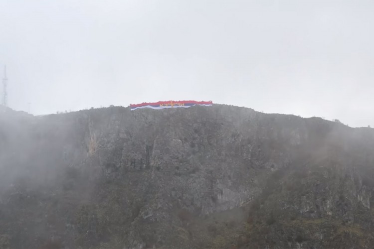 Razvili trobojku dugu 60 metara iznad Podgorice