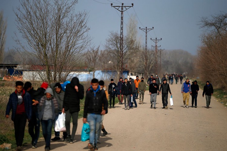 Lajen: Turska mora da skloni migrante od granice sa Grčkom