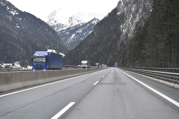 Vozač kamiona iz BiH u Italiji: Ovo je sablasno, auta ni za lijeka