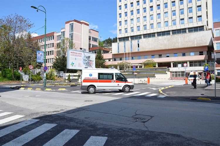 Mjerenje temperature svim pacijentima prije ulaska u bolnicu u Sarajevu