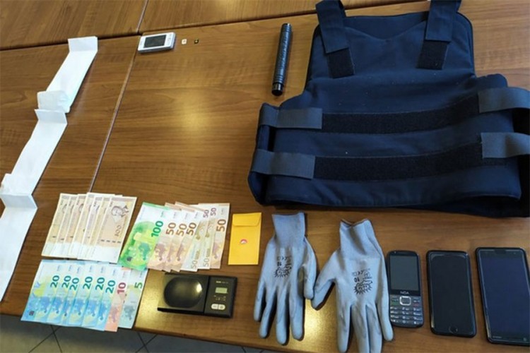 Pretresi u Doboju, pronađene SIM kartice, telefoni, oružje, novac