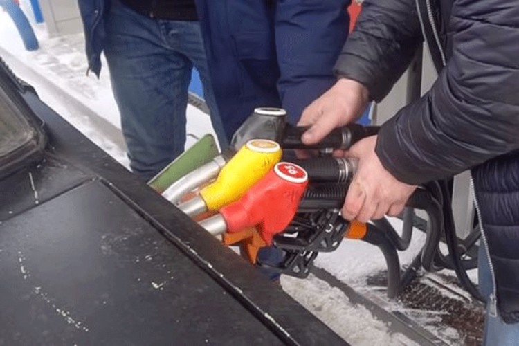 Šta se događa sa motorom kada sipate sva goriva u rezervoar?