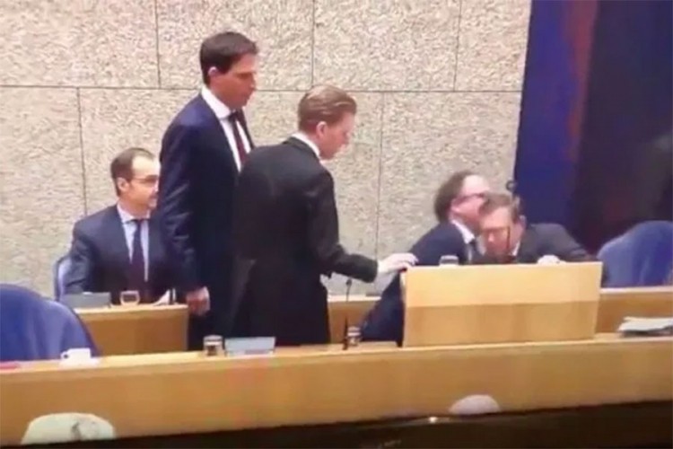 Holandskom ministru pozlilo tokom diskusije o virusu korona