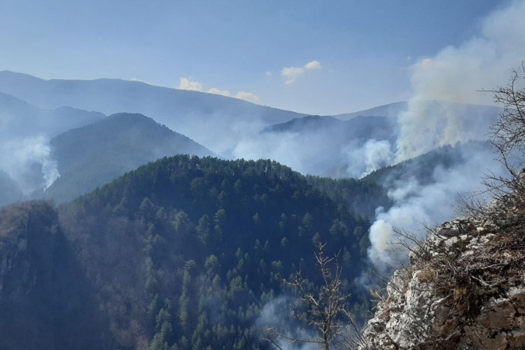 Helikopter Oružanih snaga gasiće požar u Drvaru