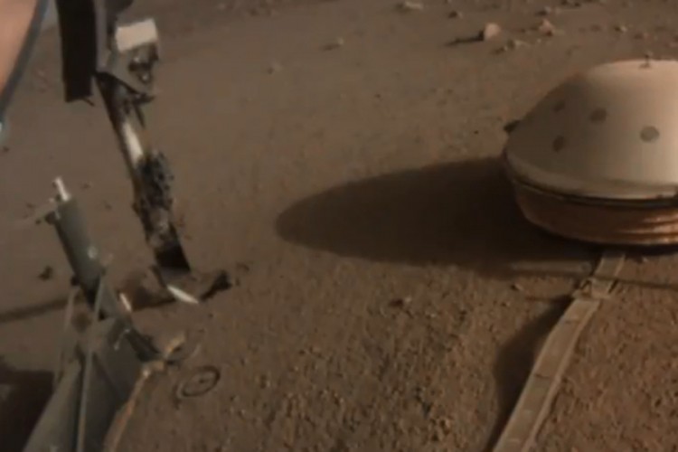 NASA popravila robota tako što mu je rekla da se udari lopatom
