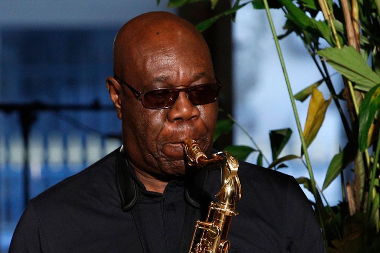 Saksofonista i pjevač Manu Dibango umro od korona virusa
