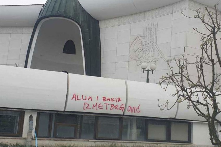 Na džamiji u Zagrebu uvredljivi grafiti na račun Alije i Bakira Izetbegovića
