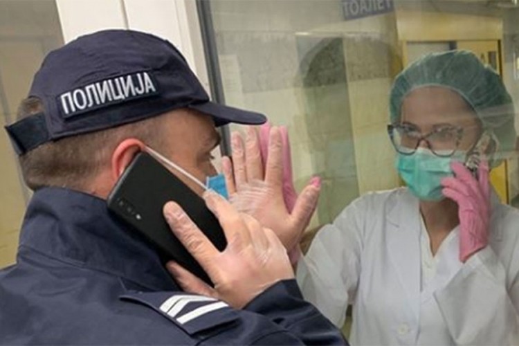 Fotografija rasplakala Srbiju: Policajac se oprašta od supruge