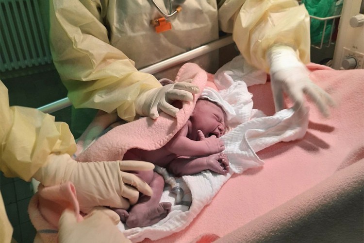 Prva beba rođena u izolaciji i majka negativne na virus korona