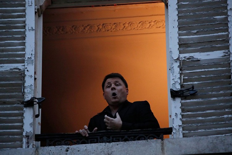 Tenor svaki dan pjeva komšijama sa svog prozora u Parizu