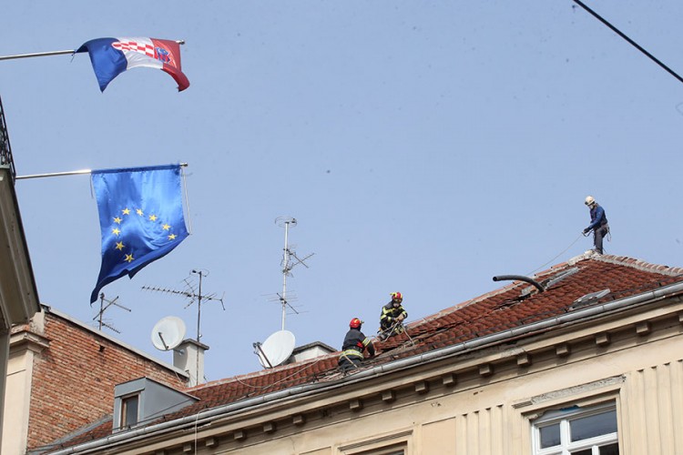 Zagreb sanira štete od potresa, ulice prazne