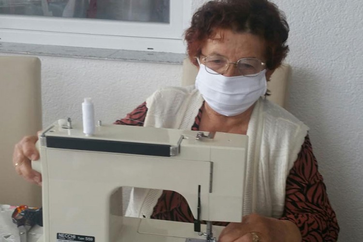 Asma Handanović u osmoj deceniji šije maske