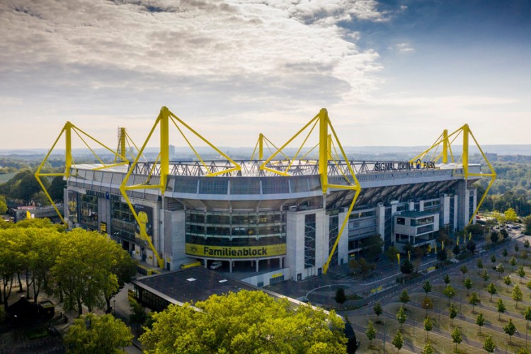 Fudbaleri Dortmunda na treningu, na terenu po dvojica