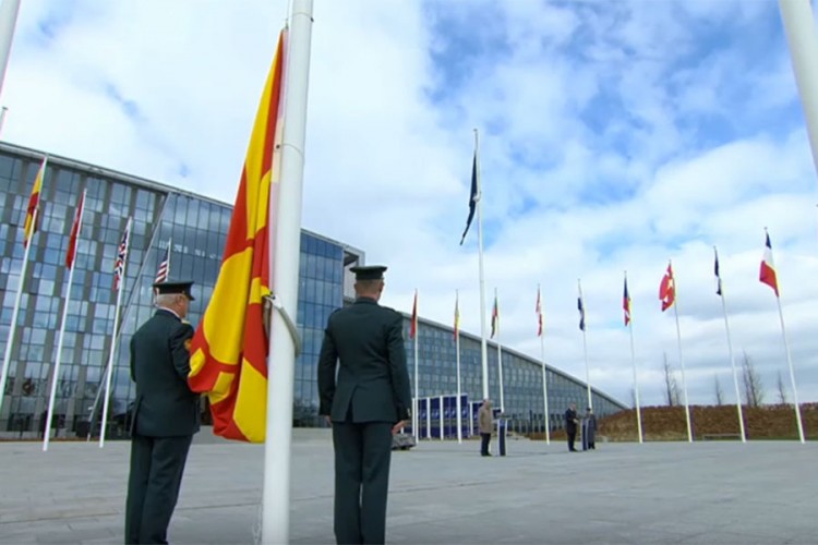 Podignuta zastava Sjeverne Makedonije ispred sjedišta NATO u Briselu