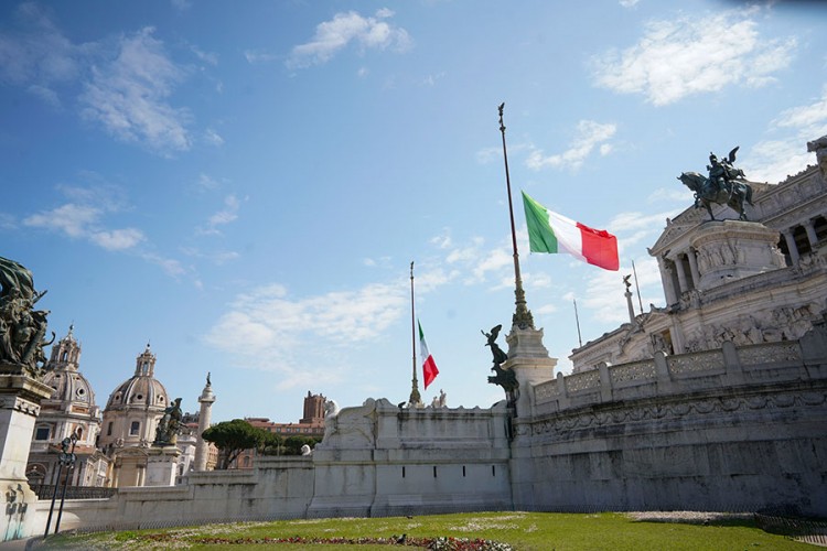 Minut ćutanja i zastave na pola koplja u znak sjećanja na žrtve korone u Italiji