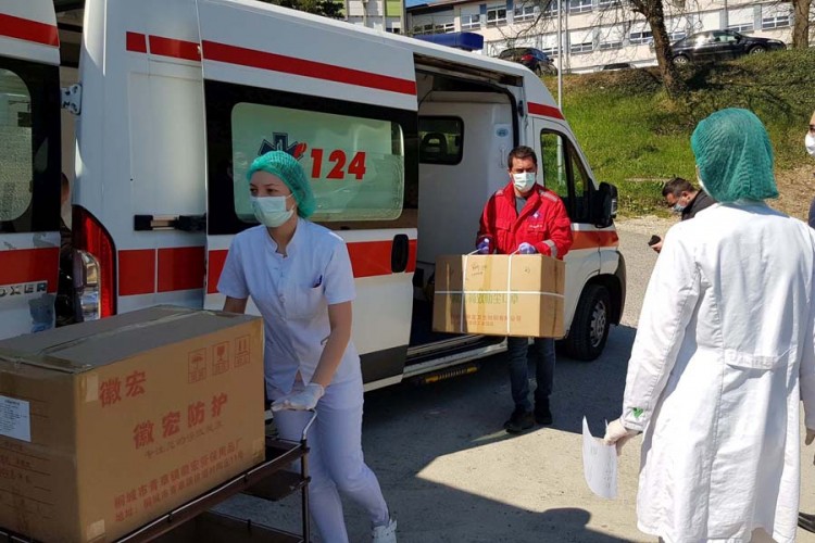 Bolnici uručeni respirator i oprema, donacija Srbije