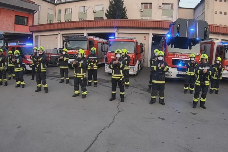 Banjalučki vatrogasci aplaudirali zdravstvenim radnicima