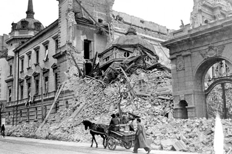 Nijemci zasuli grad bombama: 79 godina od bombardovanja Beograda