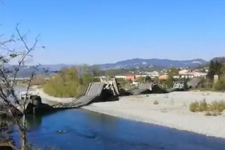 Srušio se most u Italiji, povrijeđen kamiondžija