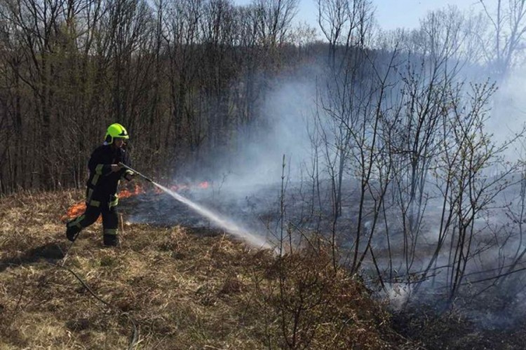 Banjalučki vatrogasci juče intervenisali 10 puta: "Ne palite korov"