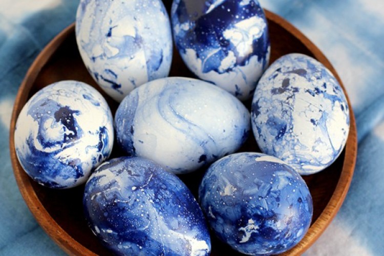 Ofarbajte jaja u mermernu indigo boju