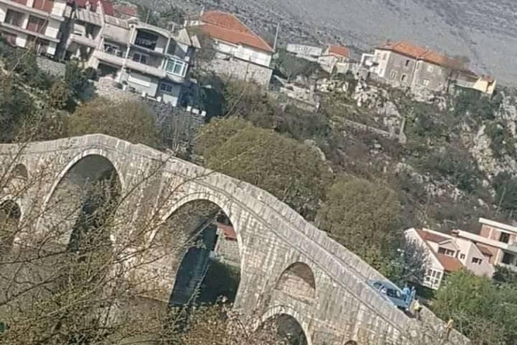 Bez vozačke vozio Perovića mostom - kulturno istorijskim spomenikom