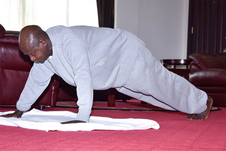 Predsjednik Ugande radi sklekove sa 75 godina