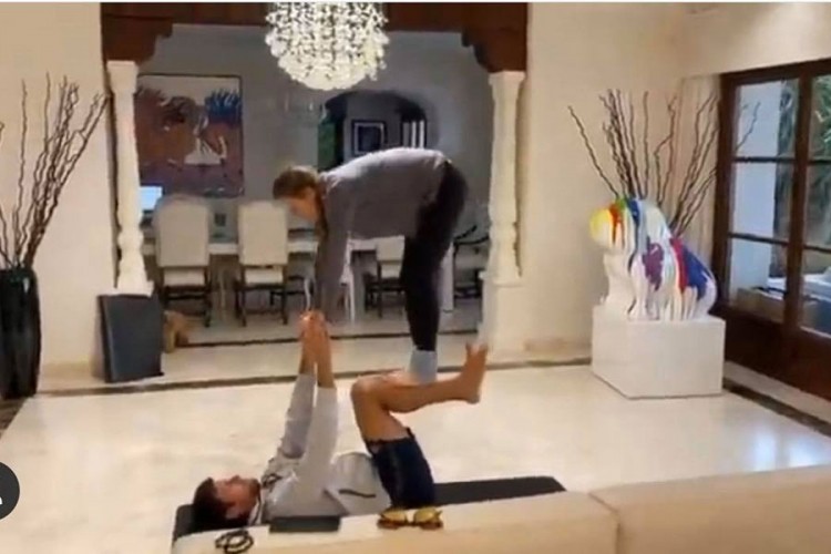 Đoković i Jelena izazvali fanove da pokušaju vratolomije iz joge