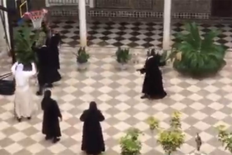 Časne sestre igraju košarku u samostanu