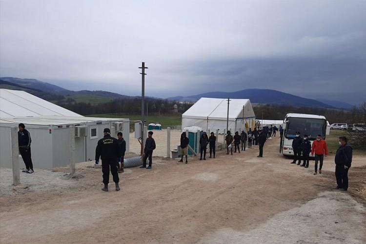 Prvi migranti smješteni u Lipu, Srbi ogorčeni