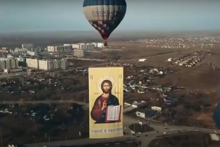 Ruski bokseri pustili u nebo Hristovu ikonu veličine devetospratnice